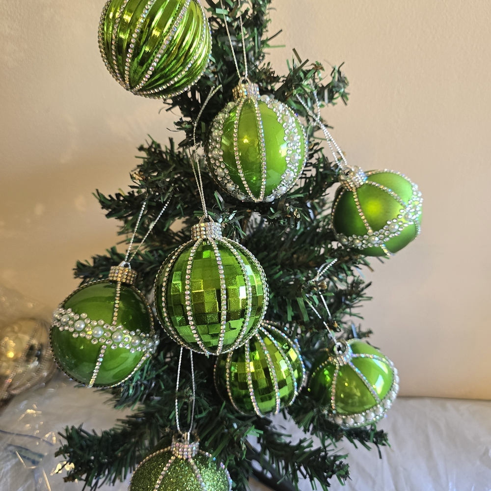 Green Holiday Ornament Set New 8 Pieces 2.5 In Handmade Shatterproof